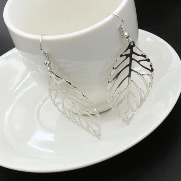 NEW!๐๐LIGHT๐DELICATE SILVERY CUT OUT LEAVES๐๐ - Picture 5 of 8